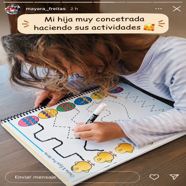 Captura de historia de Instagram de una mamá: su hija muy concentrada haciendo sus actividades